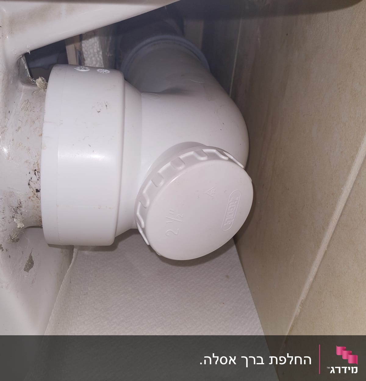 צינור פלסטיק לבן עם חיבורי אינסטלציה